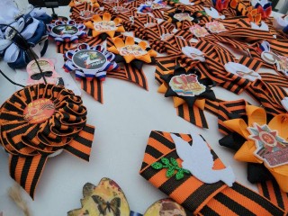 Мастерицы представили яркие броши с георгиевскими ленточками на ярмарке в Лобне