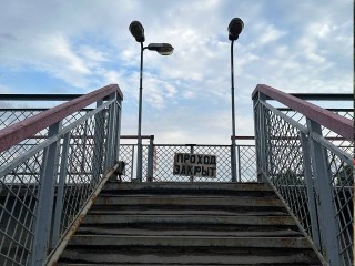 В Одинцове начали асфальтировать пешеходный мост на железнодорожной станции