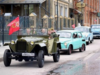 В День Победы по Сергиеву Посаду проехали ретроавто под Катюшу