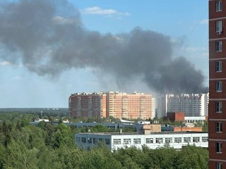 Сильный пожар начался на предприятии в Краснознаменске