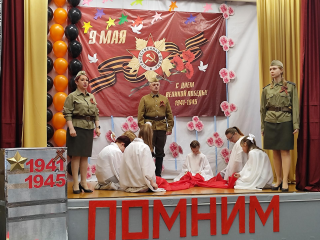 Семейный центр «Дмитровский» отметил День Победы концертными выступлениями и возложением цветов