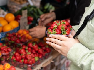 Покупку продуктов у трасс назвали опасной для здоровья