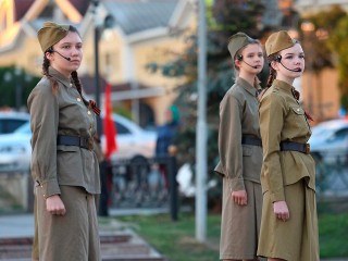 Более 50 городов объединила акция «Синий платочек» в честь 80-летия Победы