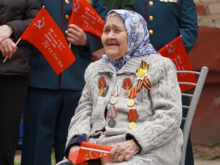 «Фронтовая бригада» из Можайска станцевала под песню военных лет с 96- летним ветераном ВОВ