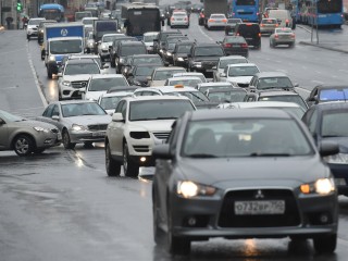Из-за дождей загрузка дорог в Подмосковье во вторник вечером выросла до шести баллов