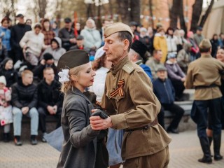 Студенты техникума Люберец исполнили «Вальс Победы» на патриотической акции