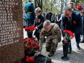 В Истре возложили цветы к монументу «Родина-Мать» в честь Дня Победы