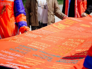 По Алле космонавтов в Звездном городке пронесли знамя с именами участников войны