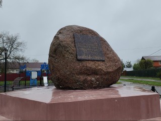 В деревне Корпуса отремонтировали памятник воинам-землякам