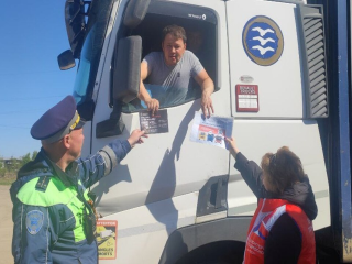 Полицейские и волонтеры напоминали водителям большегрузов о безопасности на дорогах