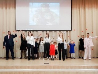 Жены бойцов СВО вместе с детьми провели концерт в мытищинской гимназии №1