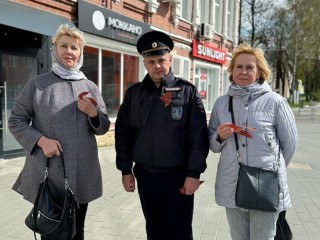 В Волоколамске раздали георгиевские ленточки к 80-летию Победы