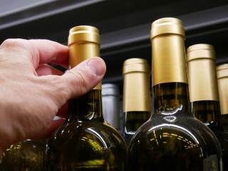 В Подмосковье мужчина украл две бутылки вина, презервативы и женский рюкзак