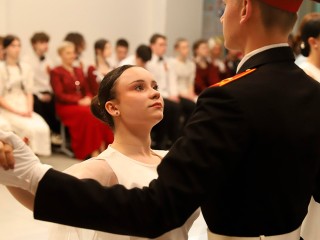 Старшеклассники Солнечногорска станцевали «Вальс Победы»