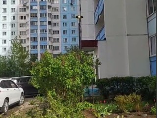 На улице Связистов починили фонарь, который мешал жителям спать спокойно