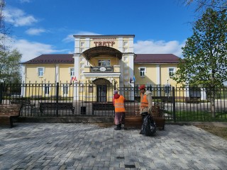 Перед Истринским драмтеатром убрали мусор и покосили траву