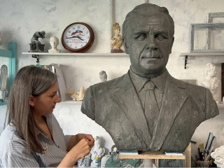 Ученики школы искусств помогают в создании памятника летчику-герою из Домодедова