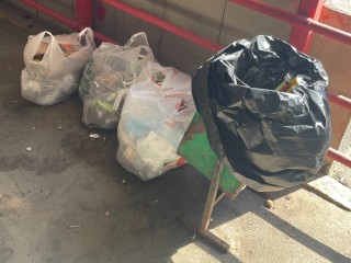 Что грозит звенигородцам за оставленный у подъезда пакет с мусором