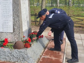 Пожарные Пушкинского округа возложили цветы к обелиску в День Победы