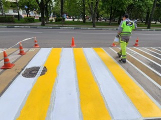 На улице Чапаева в Химках обновили разметку пешеходного перехода