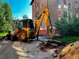 Во дворе дома на улице Грабина меняют бордюры и озеленяют территорию