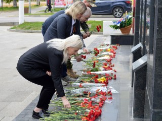 Медики Ступина возложили цветы к мемориалам в преддверии Дня Победы