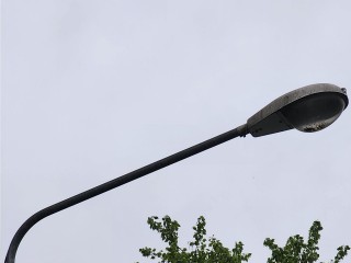 Фонарь на улице Циолковского в Королеве починили в день обращения