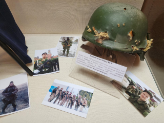 Экипировку, личные вещи и фотографии бойцов СВО можно увидеть на выставке в «Подолье»