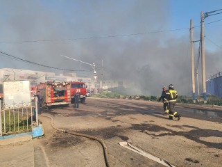 МЧС: в результате пожара на строительном рынке в Солнечногорске никто не пострадал