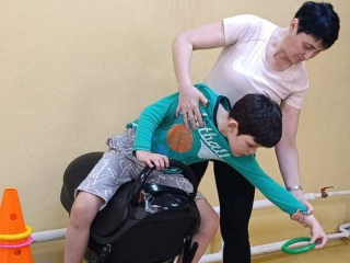 В Королеве детям с ОВЗ помогают улучшить осанку и координацию с помощью иппотренажера