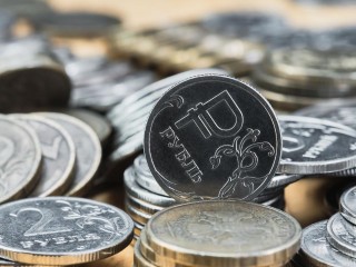 Экономист спрогнозировал ослабление рубля в мае из-за отпусков