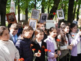 Школьники Котельников принесли фотографии своих ветеранов на митинг в Патриоте