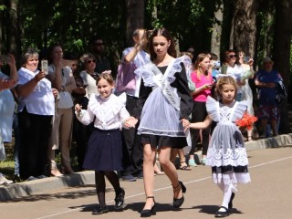 Последний звонок прозвенел для выпускников Узуновской школы