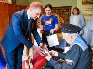 Ветерану Ивану Шестопалову вручили знак почетного гражданина Подольска