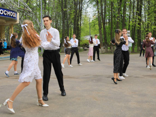 «Вальс Победы» станцевали в Центральном парке Королева