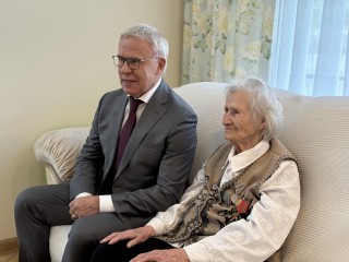 Вячеслав Фетисов поздравил ветерана войны из Видного с Днем Великой Победы