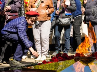В Электроуглях молодые мастера сделали сеть из георгиевских лент в честь 80-летия Победы
