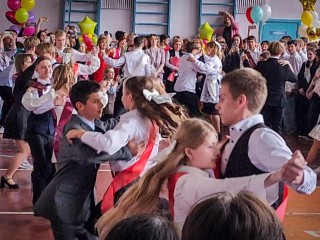 Школьный вальс станцевали 9-классники школы Тимофеева на последнем звонке