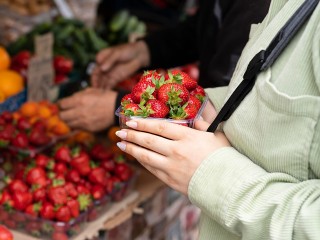 Почему беременным видновчанкам нельзя баловать себя покупной клубникой