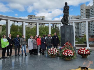 К мемориалу Скорбящая мать в Пушкино цветы возложила делегация Рослесозащиты