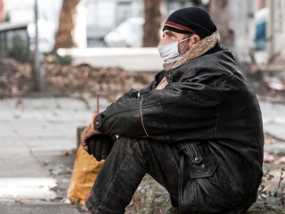 Жители Одинцова заметили бомжа на остановке «Маршала Бирюзова»