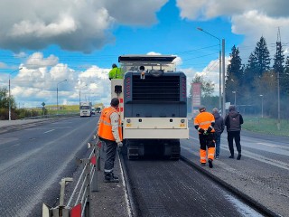 Под Смирновкой дорожники кладут новый прочный асфальт