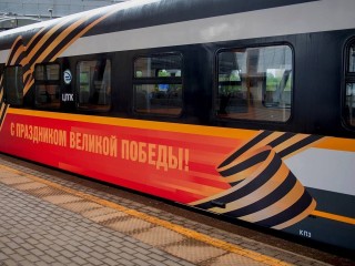 Электропоезд Демиховского завода получил тематическое оформление перед Днем Победы