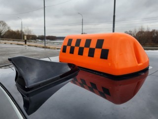 Врачи помогают трехлетнему ребенку, который попал под колеса такси в Мытищах