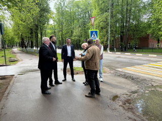 В Наро-Фоминске начали срочный ремонт тротуара на улице Калинина
