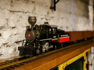 На станции Москворецкая дети устроили опасные игры