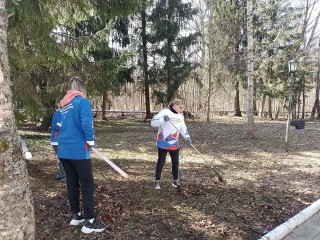 Сквер у памятника «Катюша» в Восходе очистили волонтеры