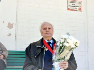 Именную табличку установили на доме ветерана Александра Вагина в Пущине