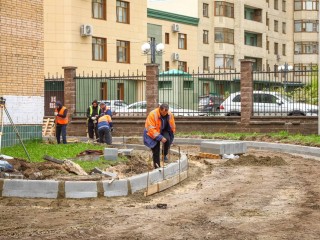 Рабочие подготовили двор на Коммунистической улице к укладке асфальта