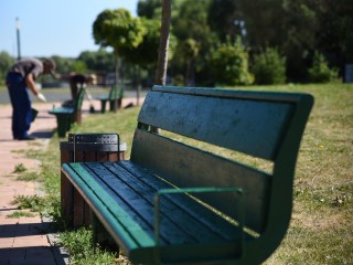 Коммунальщики Лотошина сделают лавочку для пенсионеров более удобной